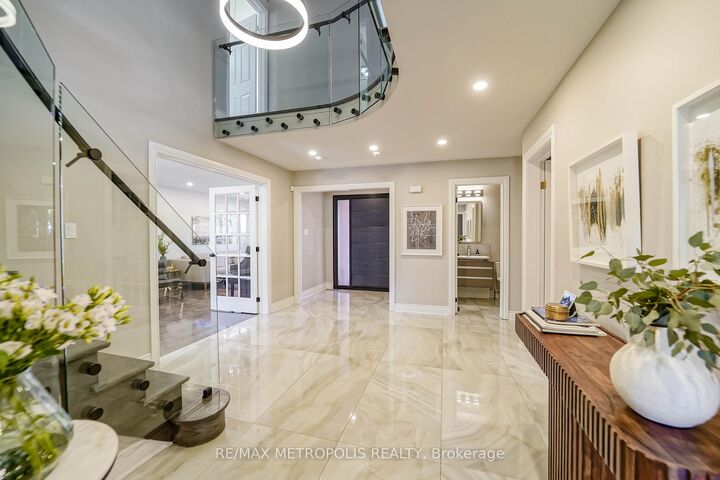 Property Photo: 4392 Grassland Crescent ON L5V 1E2