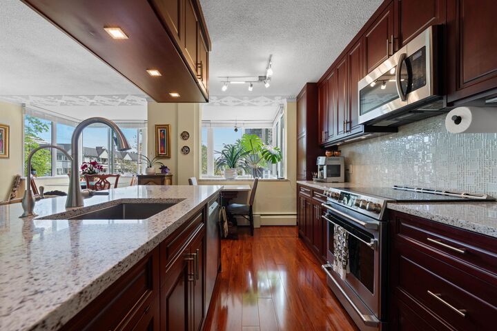 Property Photo:  1425 Esquimalt Avenue 212  BC V7T 1L1 