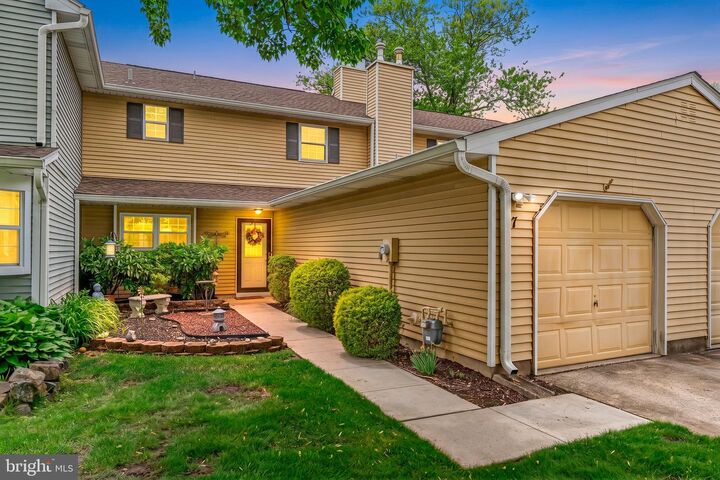 Property Photo:  7 Salisbury Court  NJ 08505 