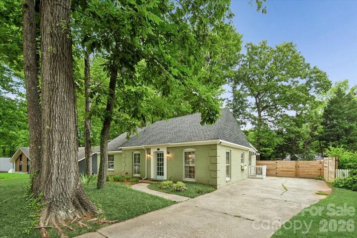 Property Photo:  1005 Pinafore Drive  NC 28212 