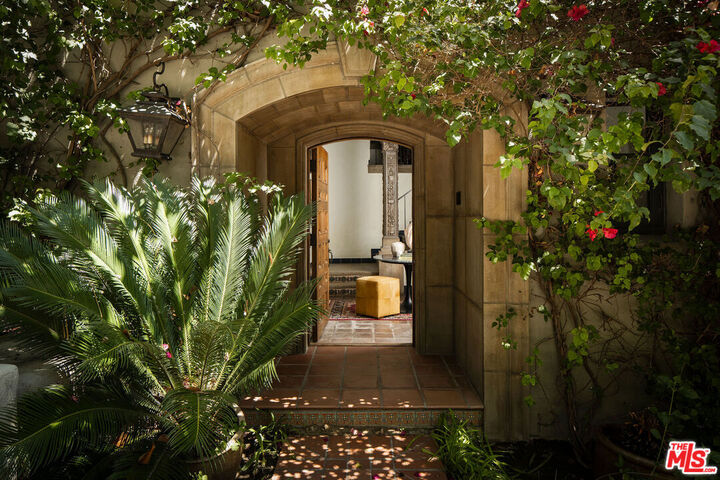 Property Photo: 1900 N Vista St CA 90046