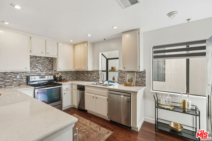 Property Photo:  4600 Via Dolce  CA 90292 