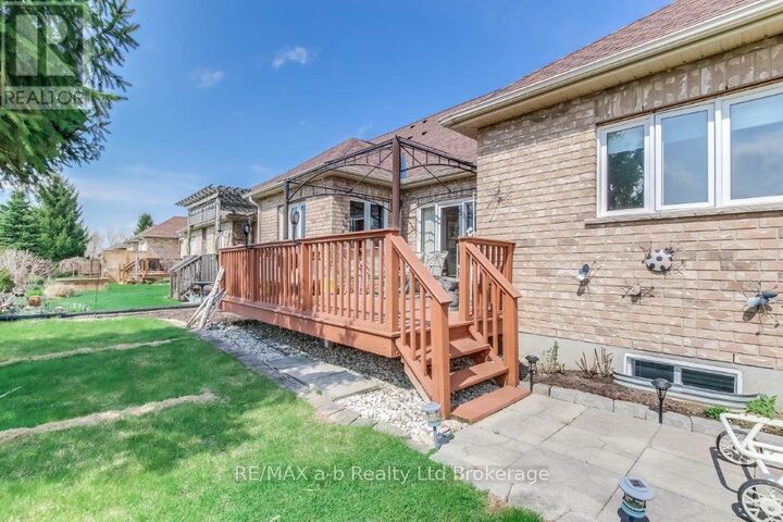 Property Photo:  717 Garden Court Crescent  ON N4T 0A2 
