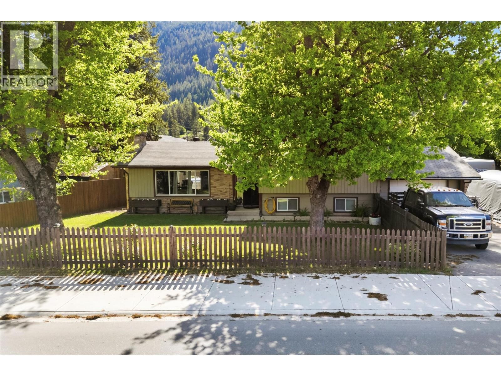 Property Photo:  606 Riverside Avenue  BC V0E 2V0 