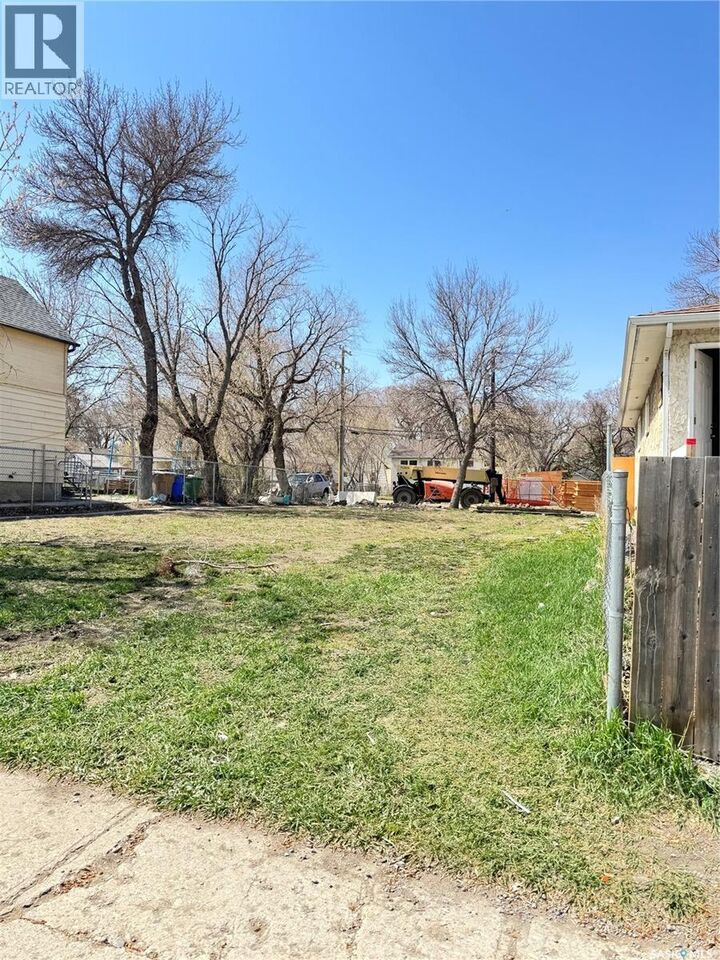 Property Photo:  1122 Angus Street  SK S4T 1Y5 