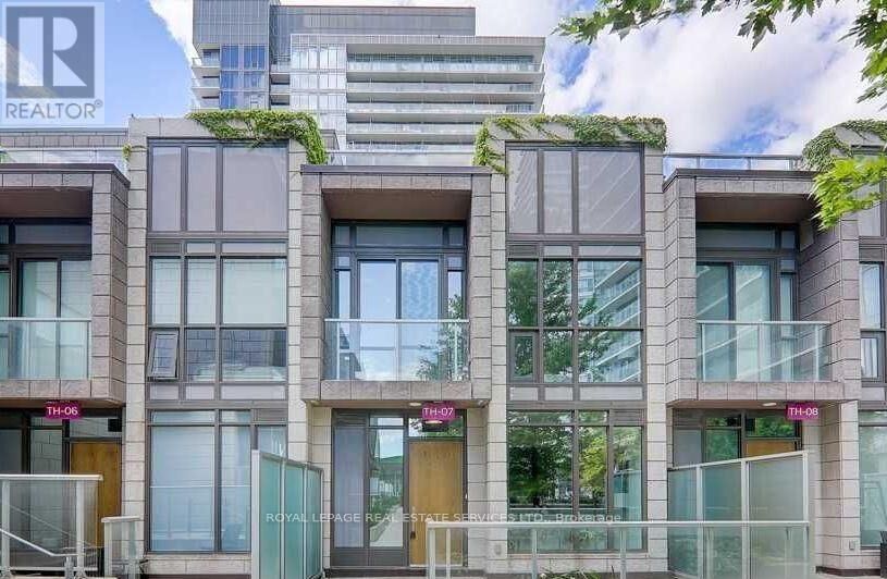 Property Photo:  121 McMahon Drive Th7  ON M2K 0C2 