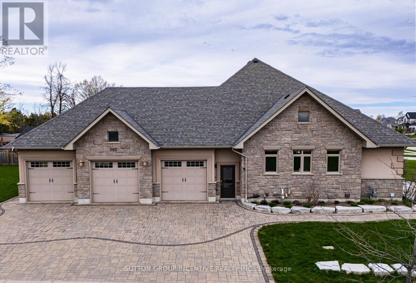 Property Photo:  260 Sunnybrae Avenue  ON L9S 1J1 