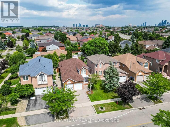 Property Photo:  5471 Whitehorn Avenue  ON L5V 1V5 