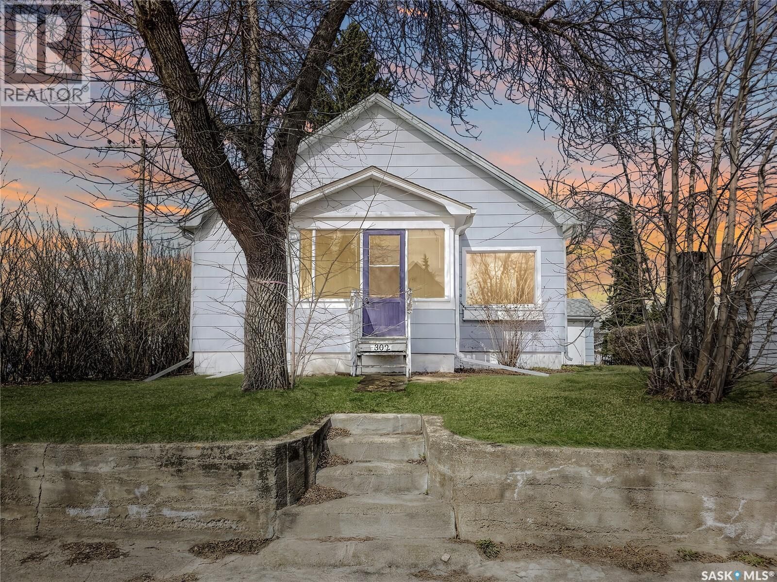 Property Photo:  302 6th Avenue E  SK S0A 2P0 