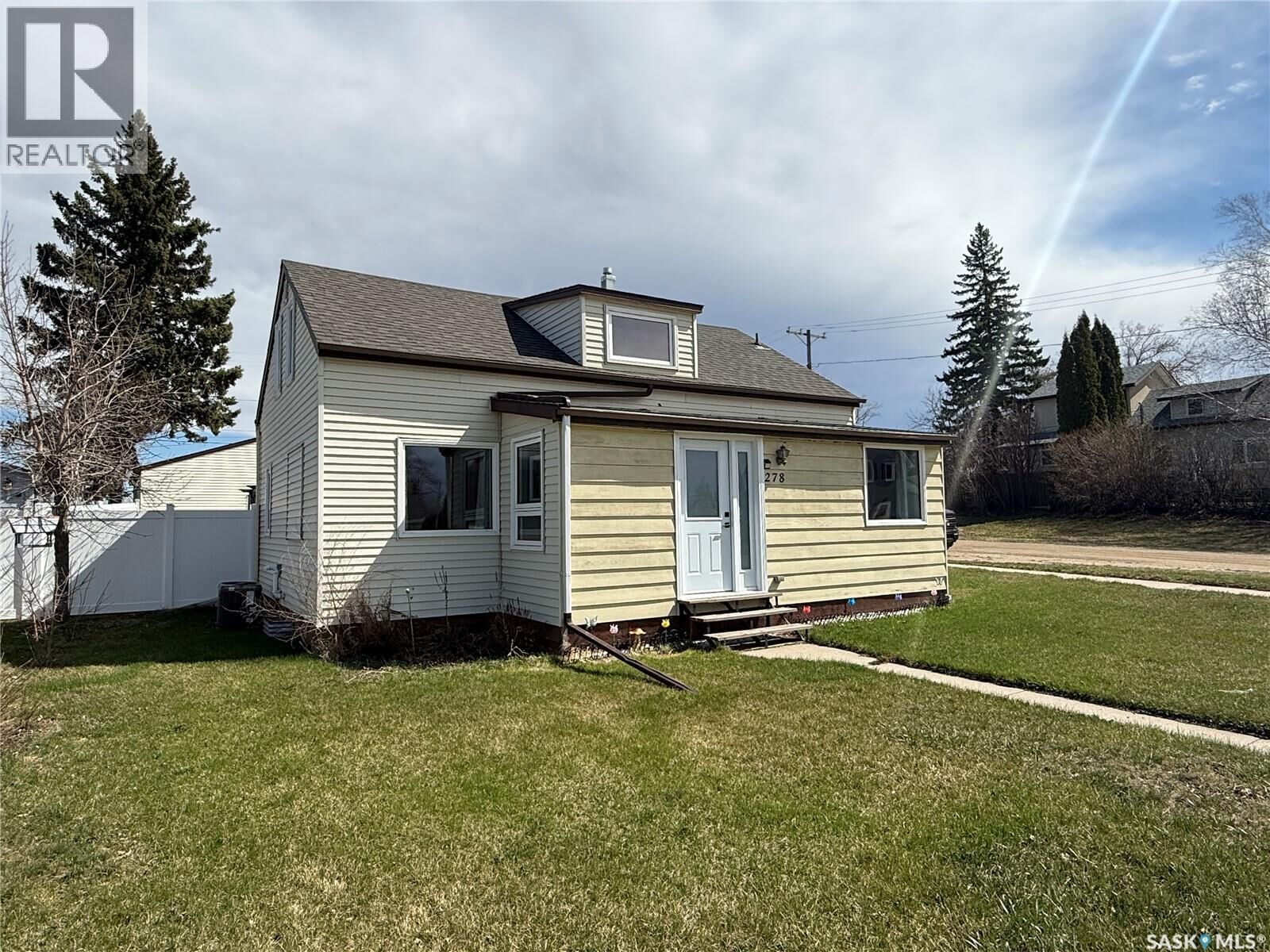 Property Photo:  278 8th Avenue E  SK S0A 2P0 