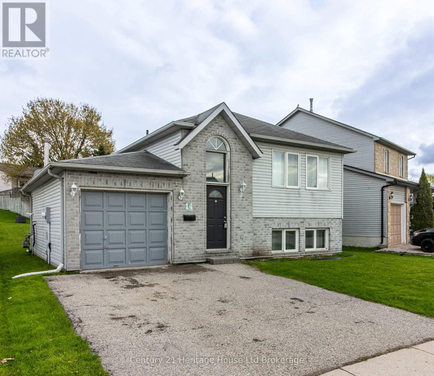 Property Photo:  14 Pebble Beach Court  ON N4S 8X1 