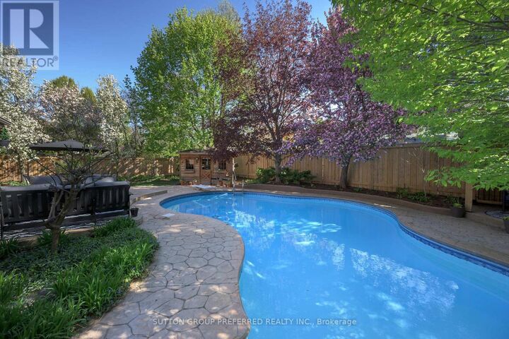 Property Photo:  372 Grangeover Avenue  ON N6G 4K5 