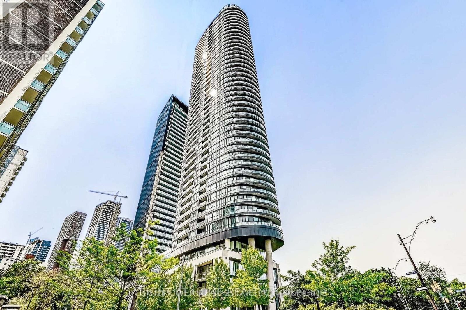Property Photo:  585 Bloor Street East 2416  ON M4W 0B3 