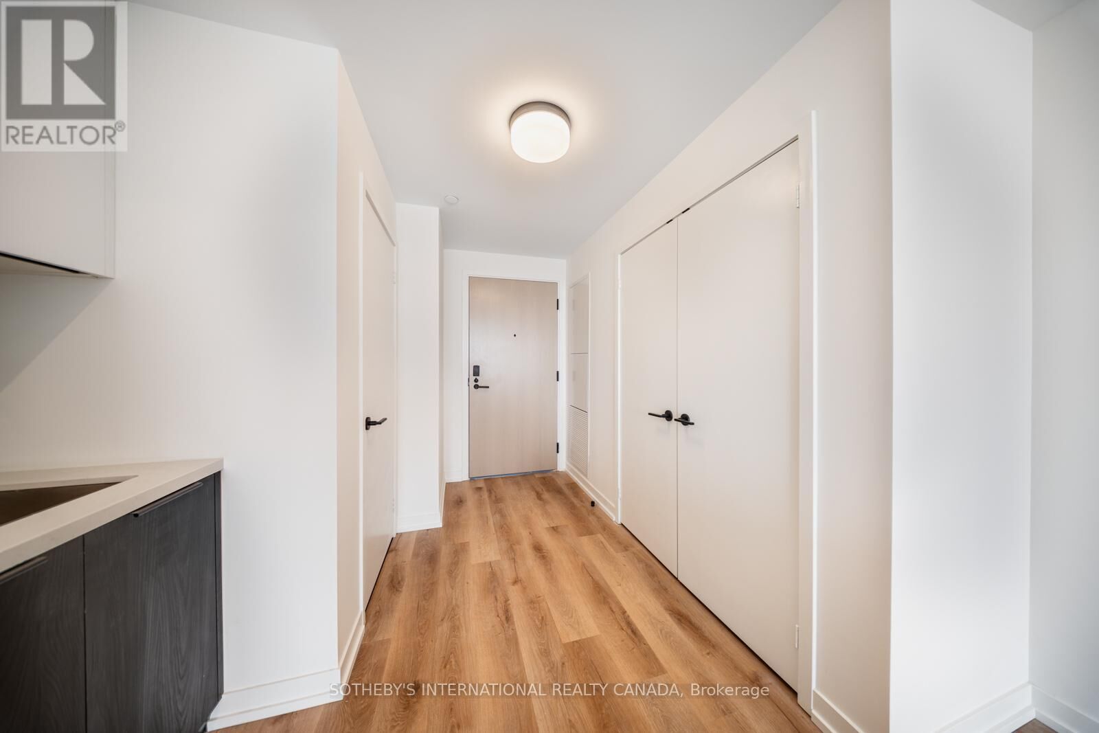 Property Photo:  5 York Garden Way 1701  ON M6A 2V1 