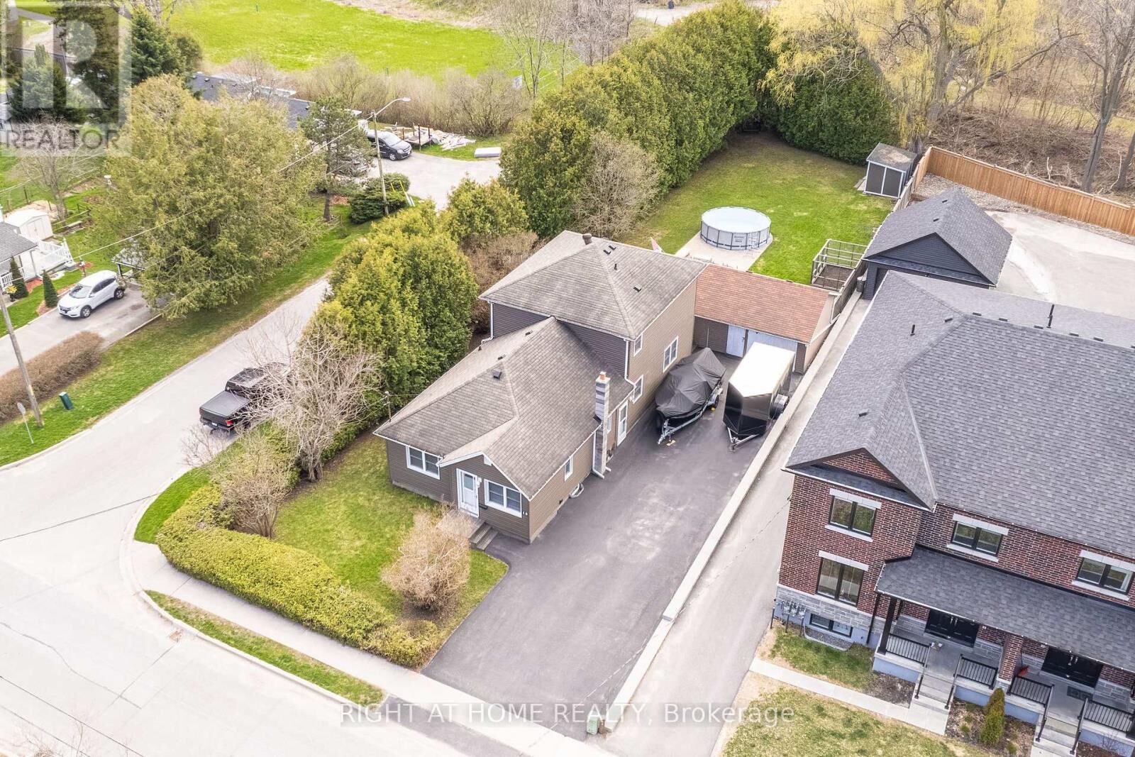 Property Photo:  18 Duke Street  ON L1C 2T8 