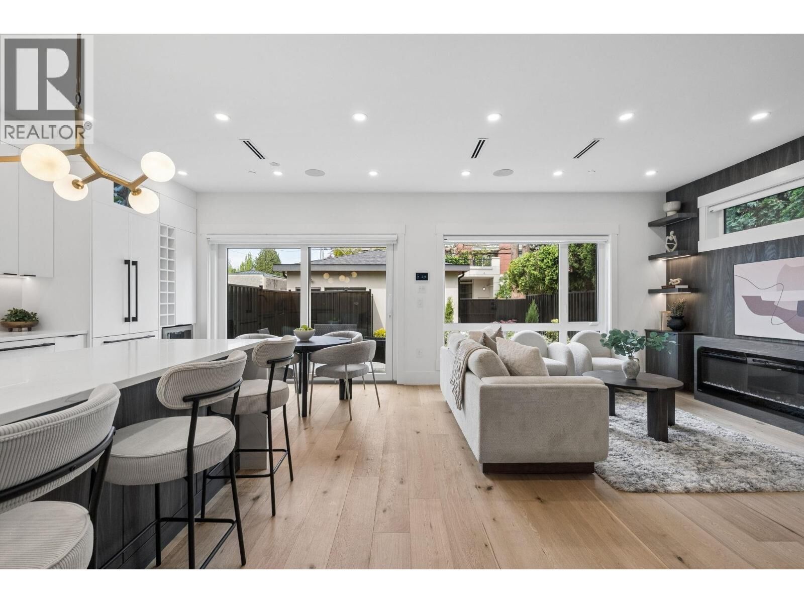 Property Photo:  4549 West 11th Avenue 2  BC V6R 2M5 