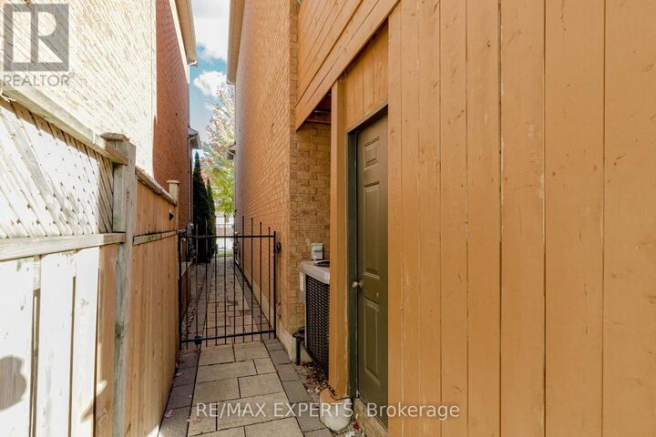 Property Photo:  193 Fairlane Crescent  ON L4H 2H1 