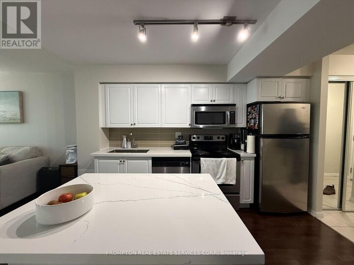 Property Photo:  215 Fort York Boulevard 1801  ON M5V 4A2 