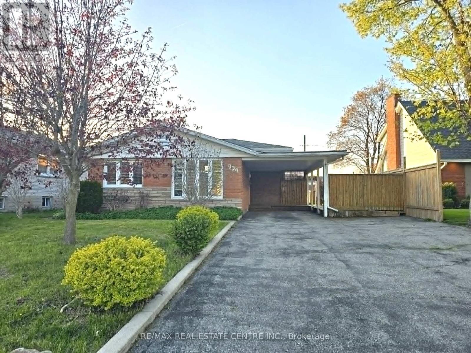 Property Photo:  834 Westminster Drive South Main  ON N3H 1V2 