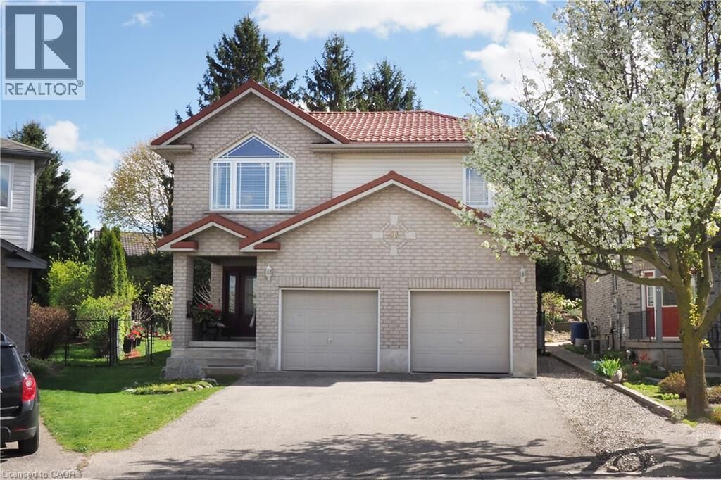 Property Photo:  40 Dineen Court  ON N2B 3X3 