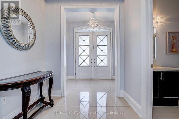 Property Photo:  16 Gracedale Drive  ON L4C 0Y3 