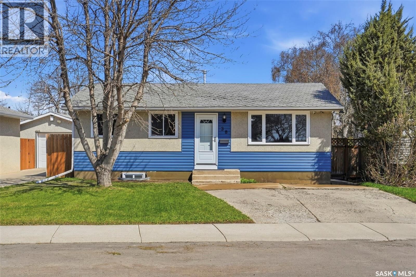 Property Photo:  38 Cartier Crescent  SK S7L 4L7 