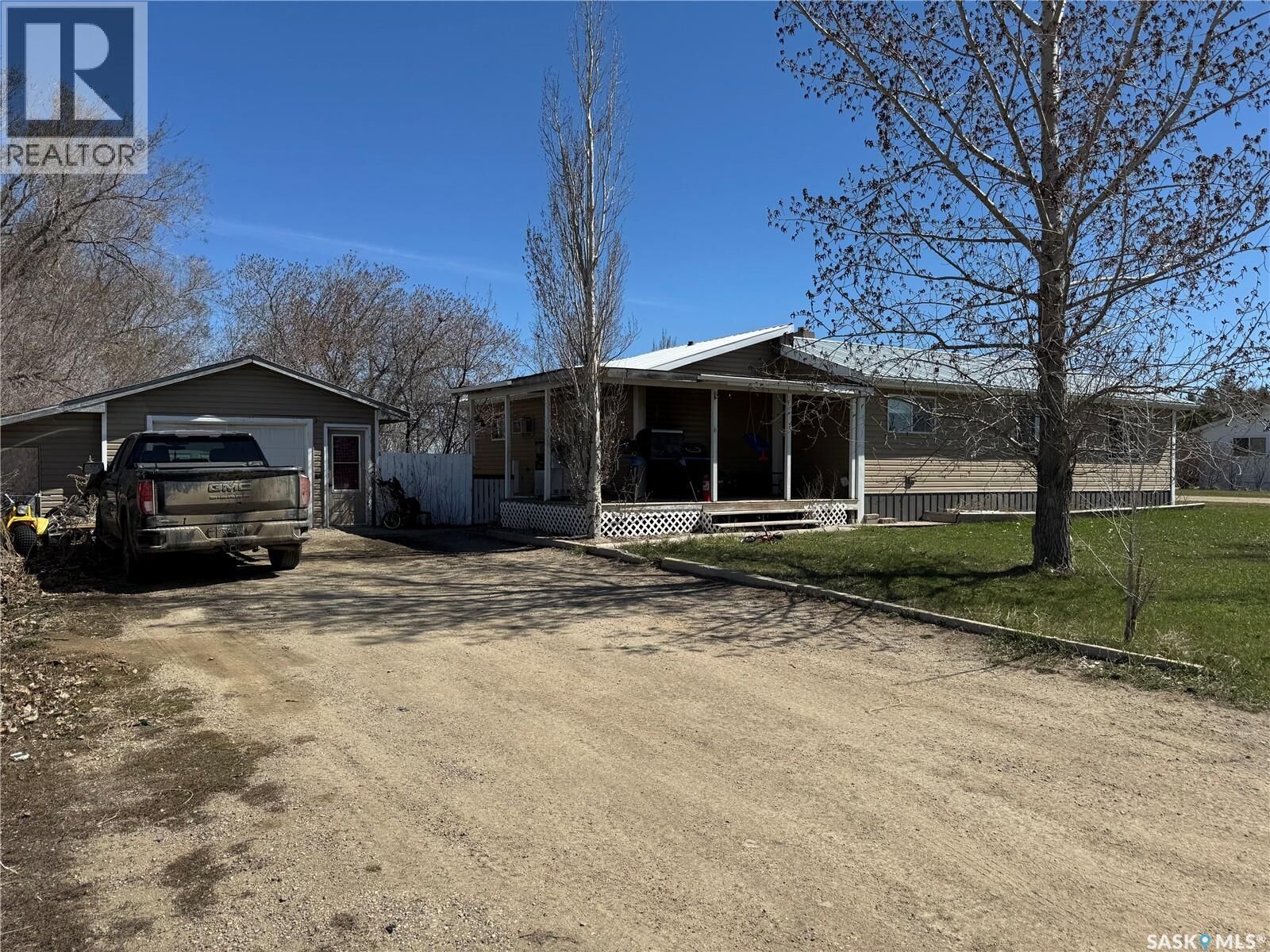 Property Photo:  381 2nd Street  SK S0G 0H0 