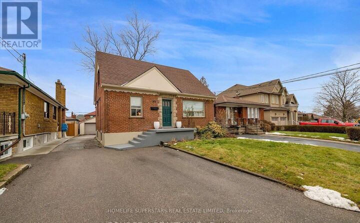 Property Photo:  475 Maple Leaf Drive  ON M6L 1R1 