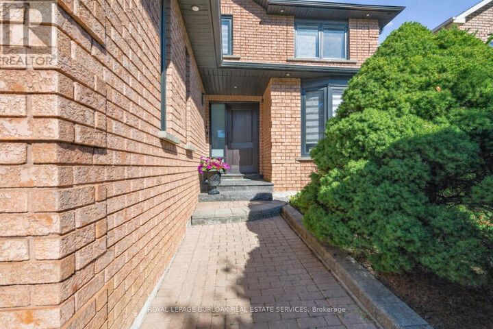 Property Photo:  2029 Kempton Park Drive  ON L5M 2Z4 