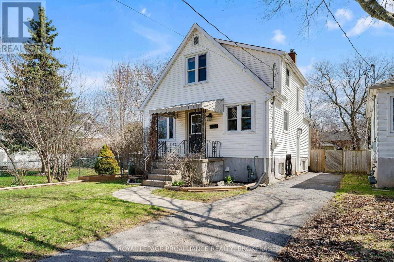 Property Photo:  19 Westdale Avenue  ON K7L 4S1 