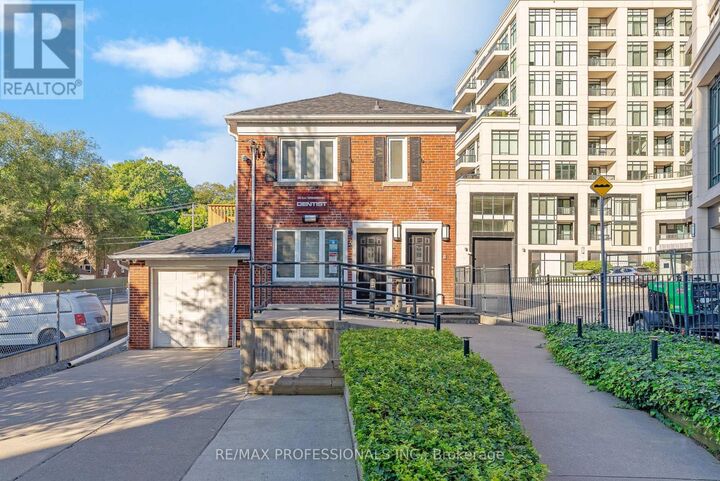 Property Photo:  5A Old Mill Drive  ON M6S 4J7 