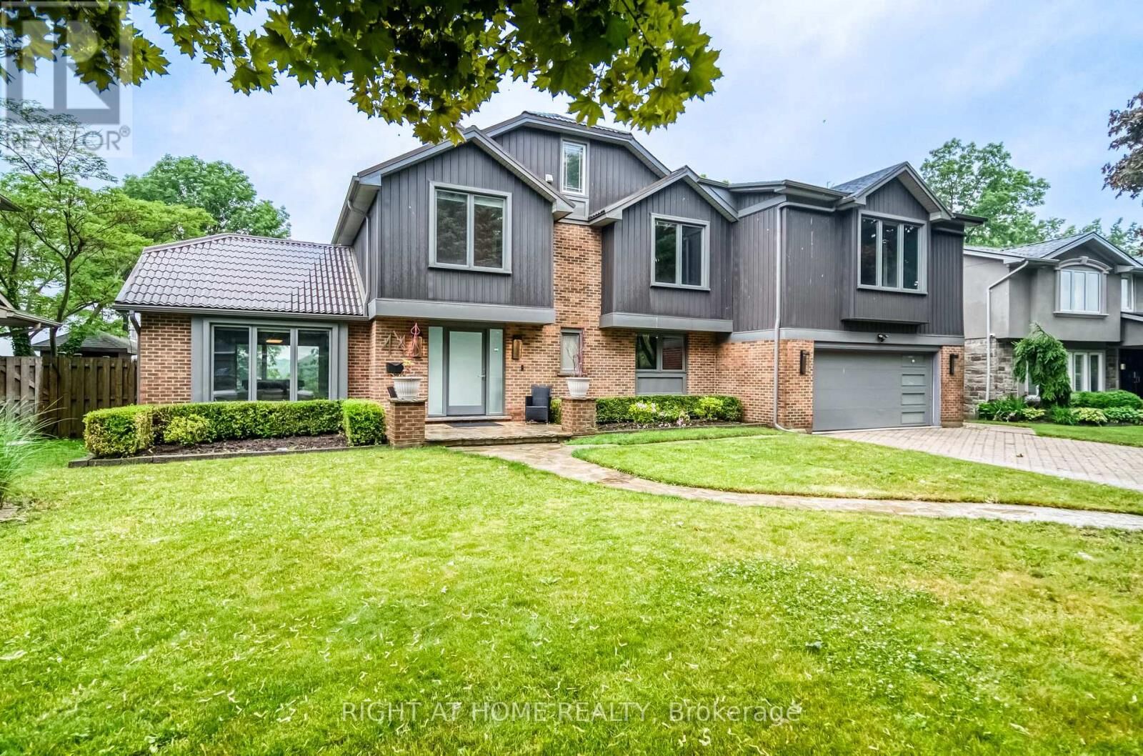 Property Photo:  44 Royal Henley Boulevard  ON L2N 4S1 
