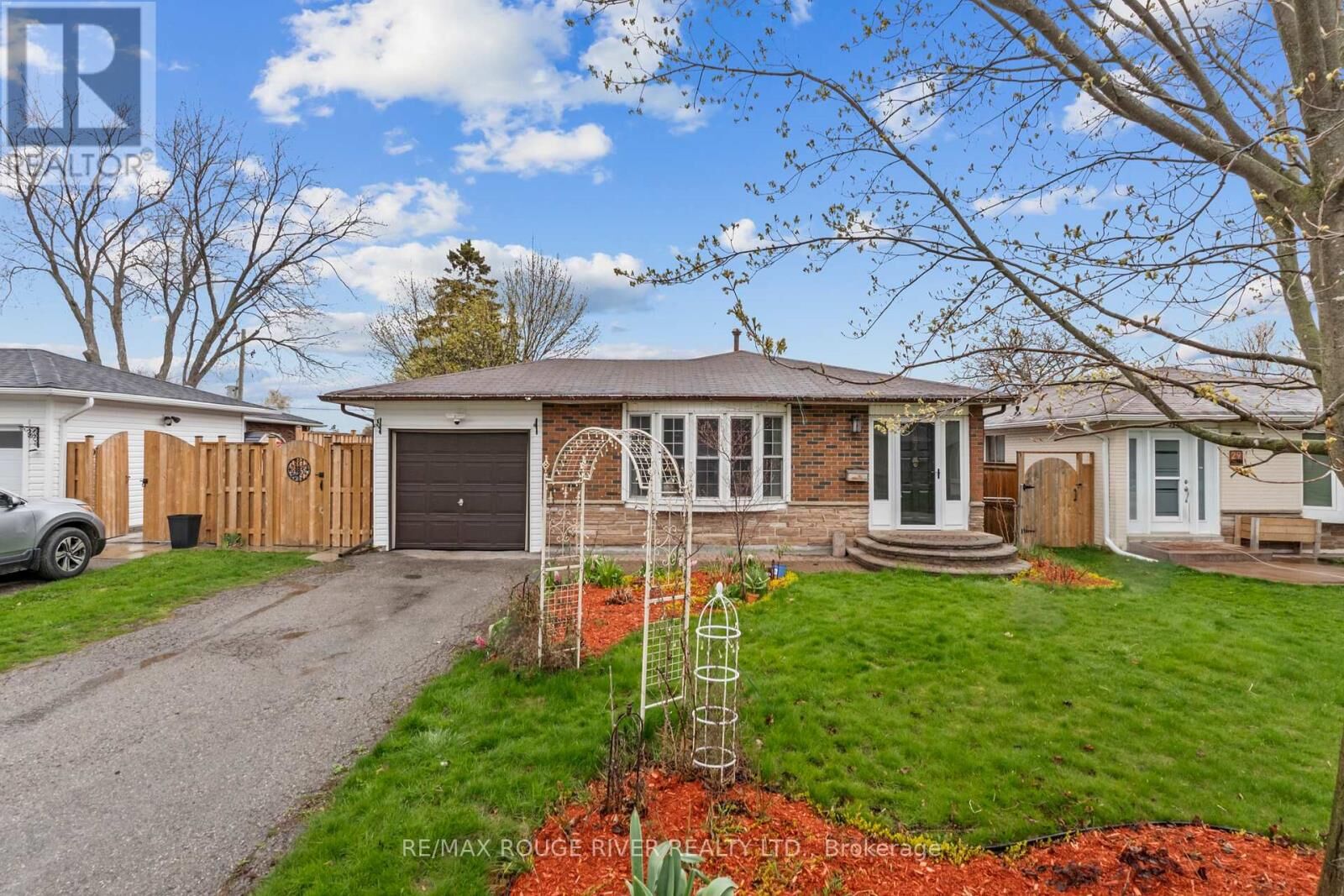 Property Photo:  27 Archer Drive  ON L1S 2Z3 