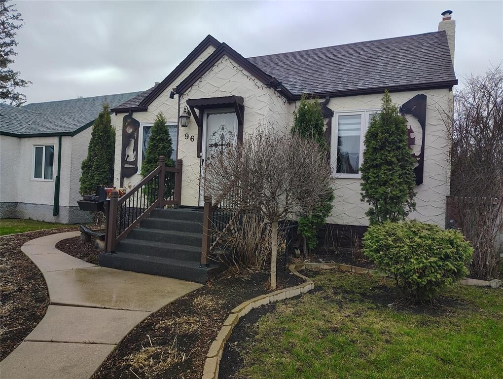 Property Photo: 96 Leila Avenue MB R2V 1L2