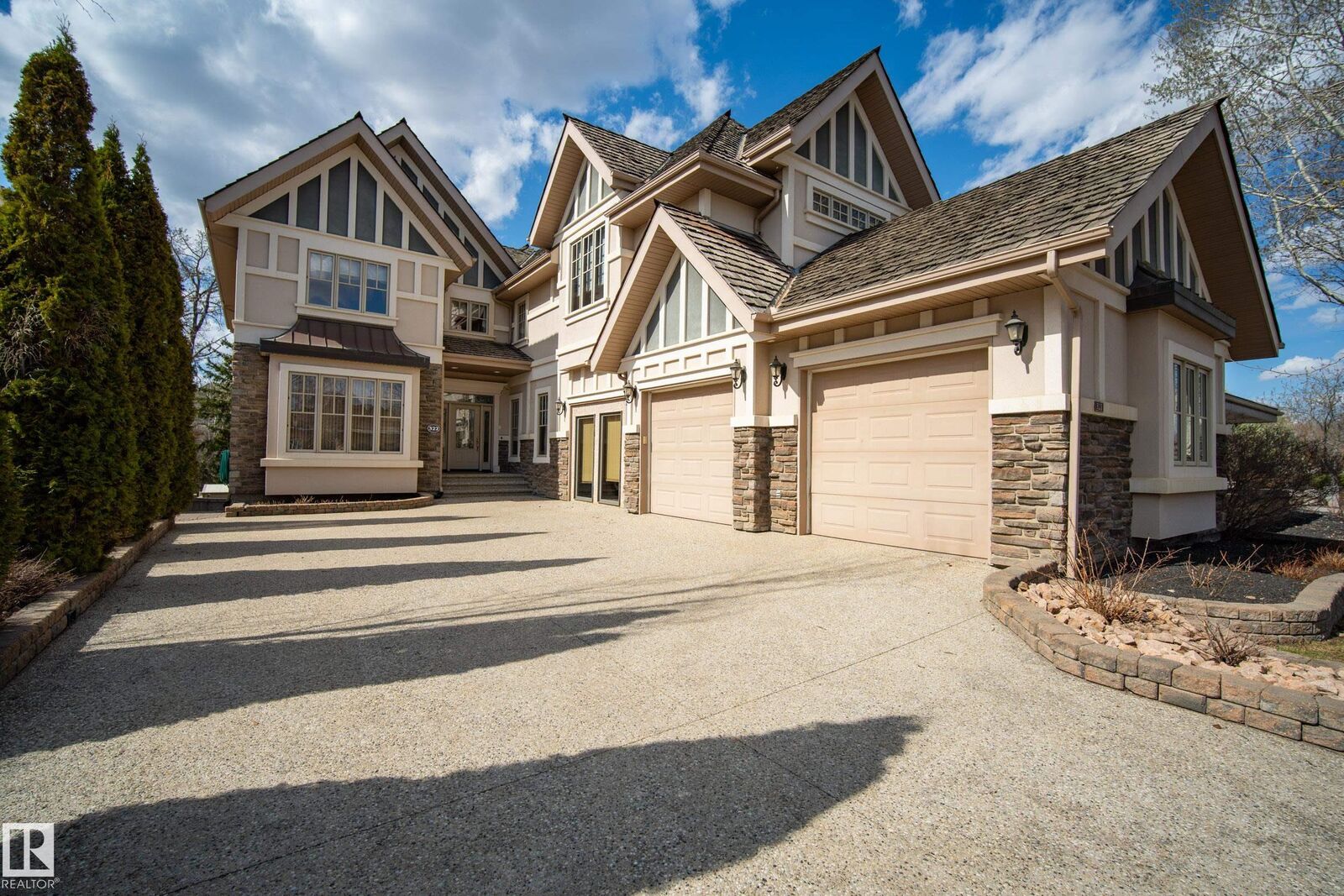 Property Photo:  322 Caldwell Close NW  AB T6M 2W9 