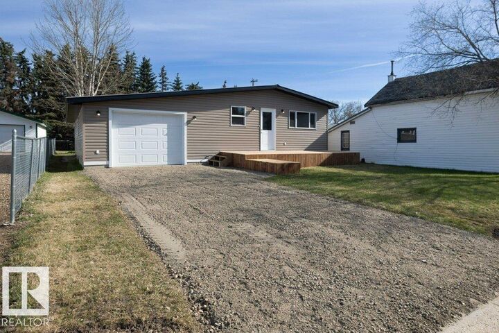 Property Photo:  5006 50 Avenue  AB T0G 1W0 