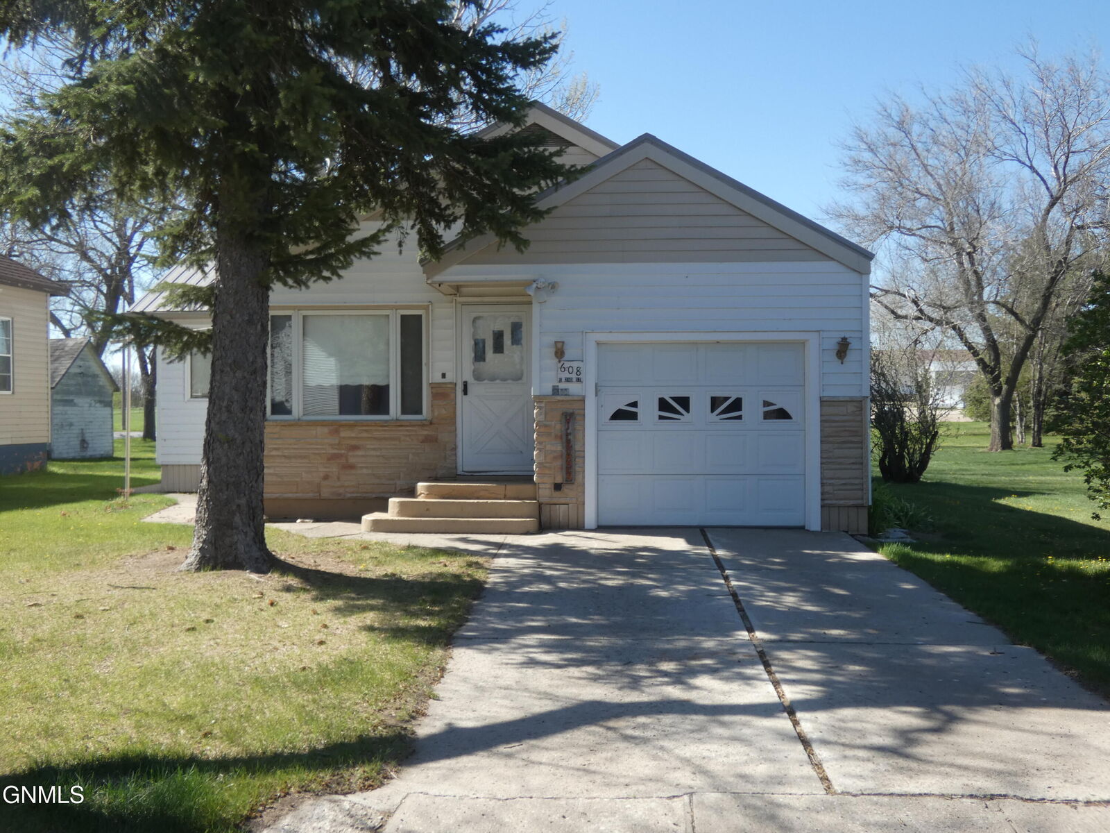 Property Photo:  608 2nd Street S  ND 58573 