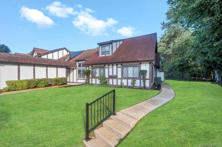 Property Photo:  6 Amesworth Court  NY 11953 