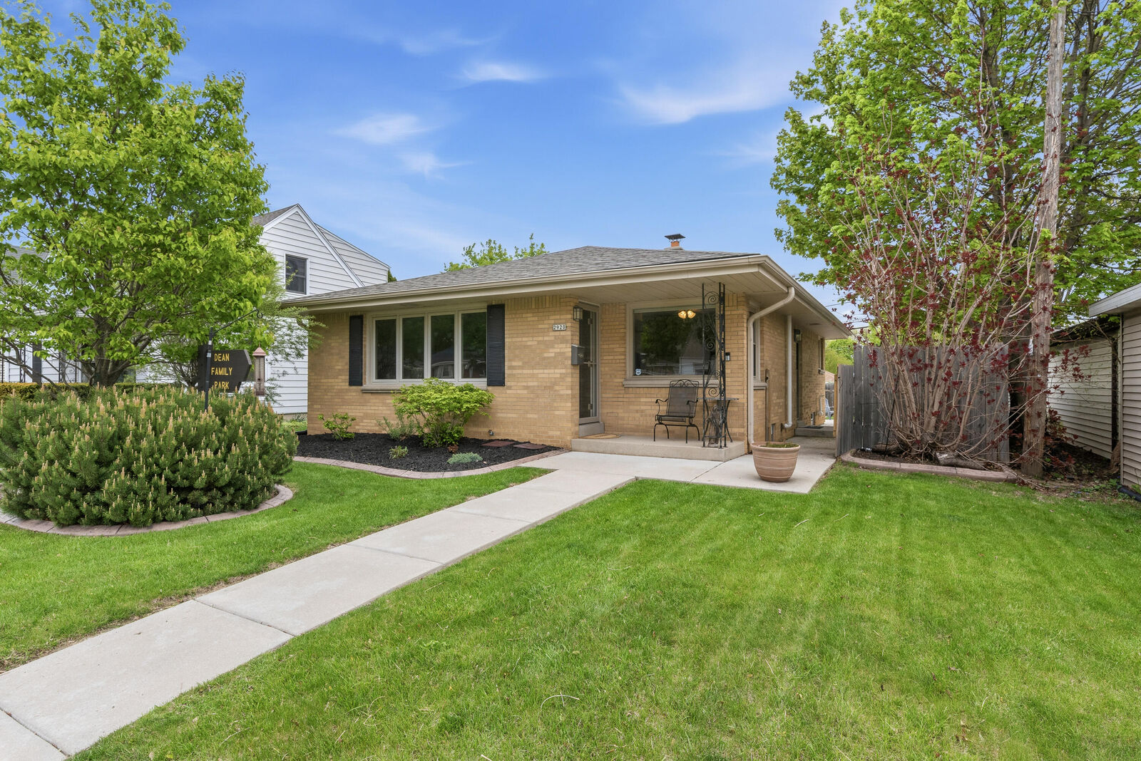 Property Photo: 2920 E Cudahy Ave WI 53235