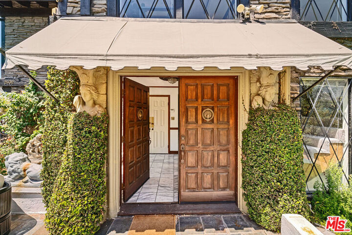 Property Photo:  2402 Hollyridge Drive  CA 90068 