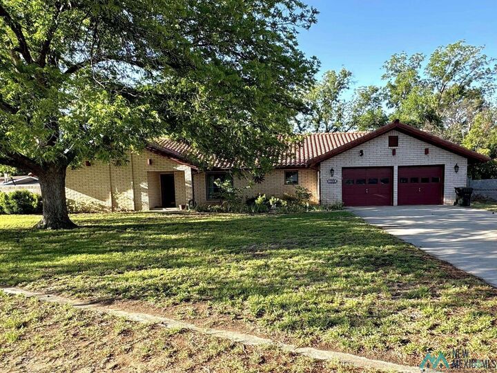 Property Photo:  1305 S Country Club Circle  NM 88220 