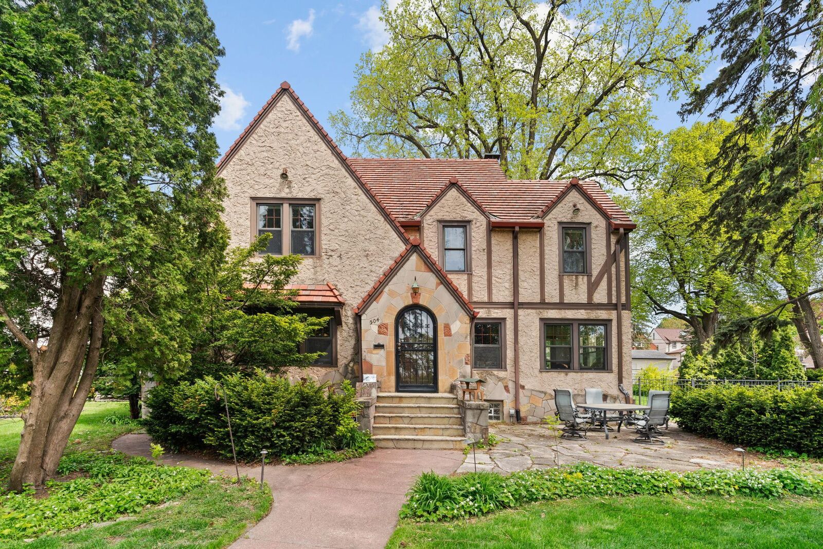 Property Photo:  504 Mississippi River Boulevard S  MN 55116 