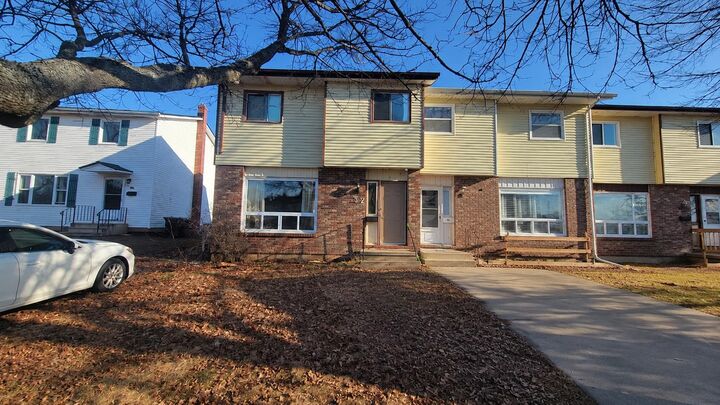 32 Dawson Court — photo 1