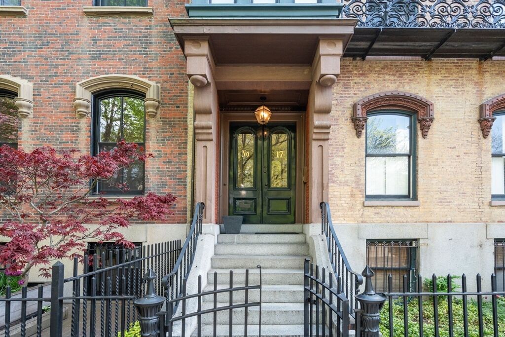 Property Photo:  17 Monument Square 2  MA 02129 