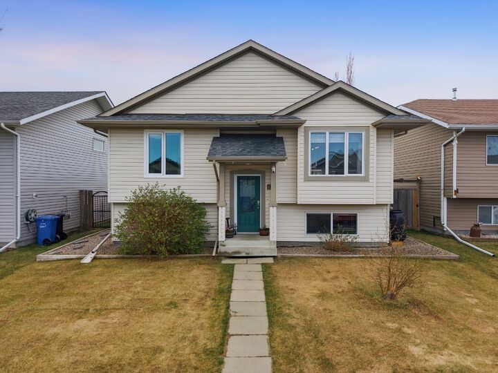 Property Photo:  62 McDougall Close  AB T0M 1R0 