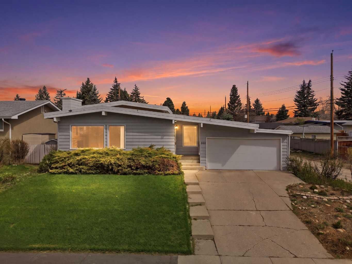 Property Photo:  6107 Longmoor Way SW  AB T3E 5Z8 