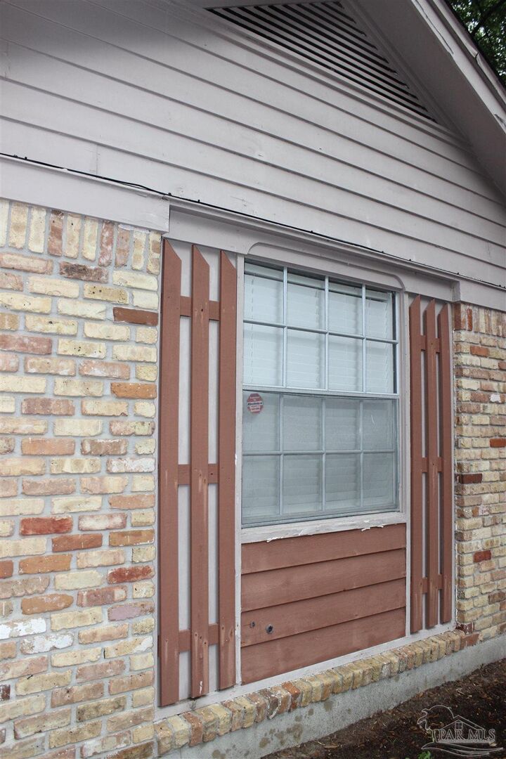 Property Photo:  5185 Hilltop Dr  FL 32570 
