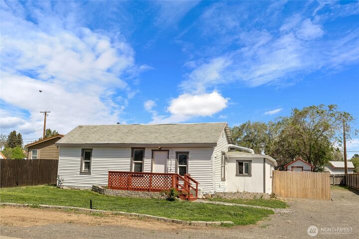 Property Photo:  208 N Spokane Street  WA 98934 