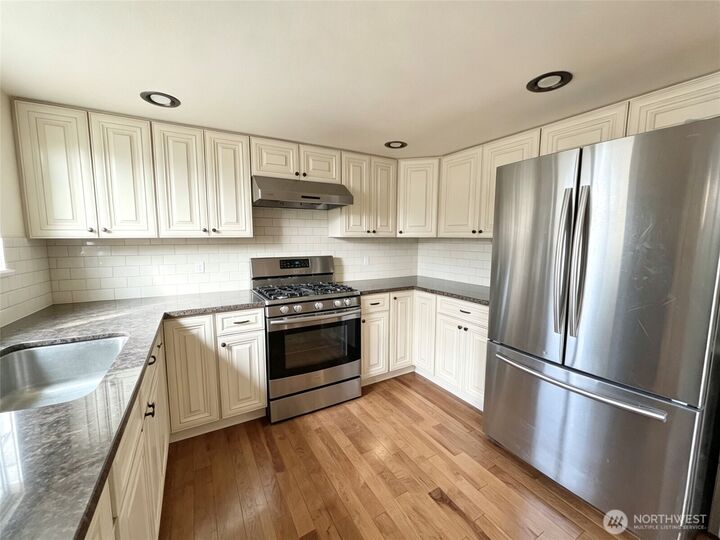 Property Photo:  1836 NE 16th Street  WA 98056 