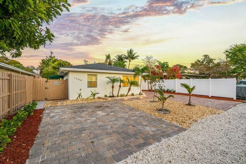 Property Photo:  1306 NE 14th Avenue 1-2  FL 33304 